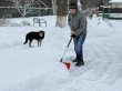 Каждый взмах лопатой, каждый отброшенный сугроб приближает уют и безопасность, позволяя почувствовать общность цели.